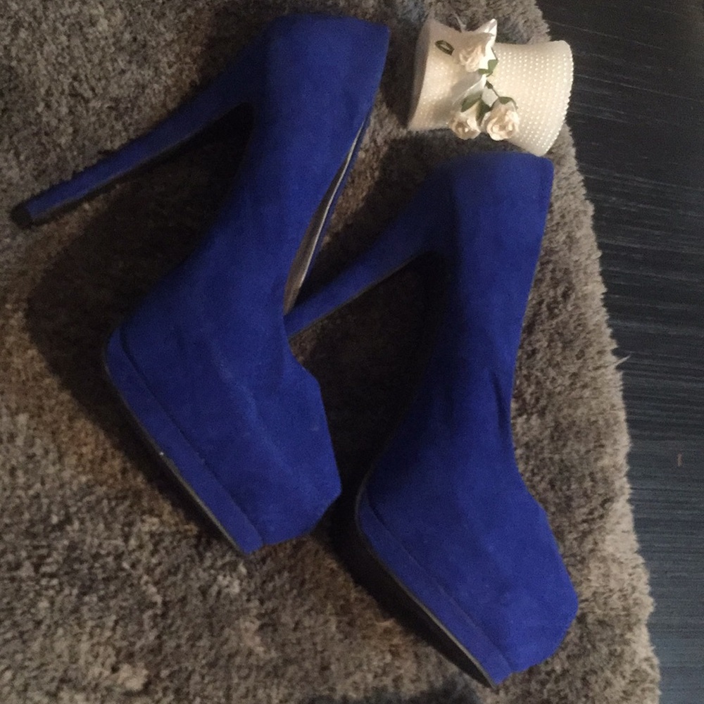 Ladies Gently Used Royal Blue Peep Toe Heel